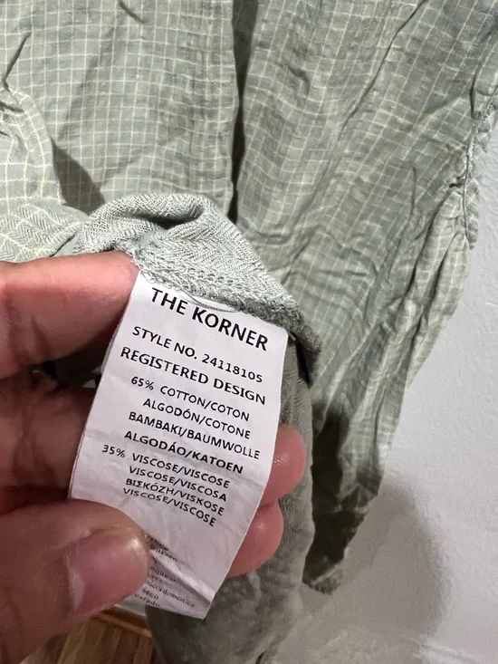 The Korner Sleeveless V-Neck Cold-Shoulder Blouse in Sage Green Size S EUC - Picture 4 of 4